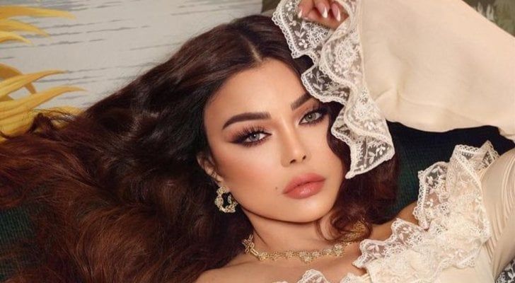 شاهد ردة فعل هيفاء وهبي تجاه معجب أمسك يدها على المسرح