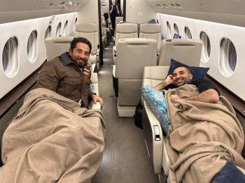 بالصور- من داخل الطائرة الخاصة.. هذا ما كان يفعله أحمد سعد وشقيقه عمرو