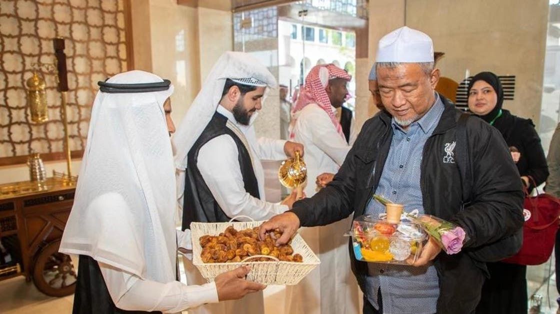 الخليج اليوم .. بالقهوة والتمور.. استقبال 250 معتمراً من ضيوف خادم الحرمين