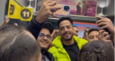 عصام السقا أثناء مشاهدته فيلم الإسكندراني بإحدى سينمات مدينة نصر