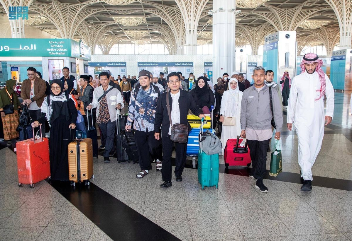 وصول الدفعة 15 من ضيوف برنامج خادم الحرمين للعمرة إلى المدينة