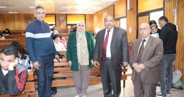 نائب رئيس جامعة القاهرة وعميد كلية الإعلام يتفقدان لجان الامتحانات.. صور