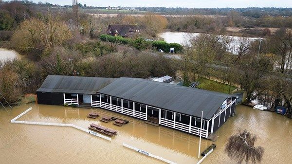 فيضانات تجتاح وسط وجنوب بريطانيا ومطالبات بإخلاء منازل