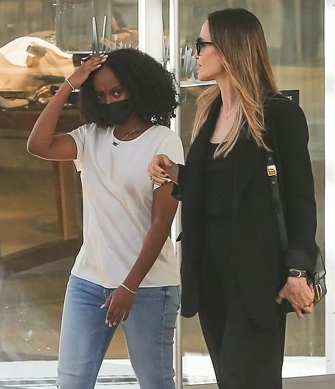 انجلينا مع ابنتها زهراء انجلينا مع ابنتها زهراء