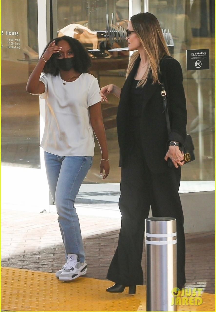 انجلينا جولي وابنتها زهرة انجلينا جولي وابنتها زهرة