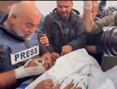 تراند اليوم : بعدما فقد 12 شخصا من عائلته.. شاهد: وائل الدحدوح يودع نجله الأكبر بعد مقتله في قصف إسرائيلي استهدف سيارة صحفيين في خان يونس