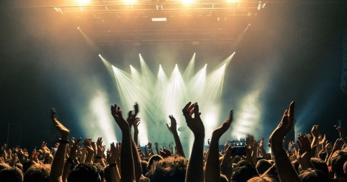 فيديو خادش للحياء .. نجمة شهيرة تبيح جسمها لملامسته من كل الجمهور في حفلها