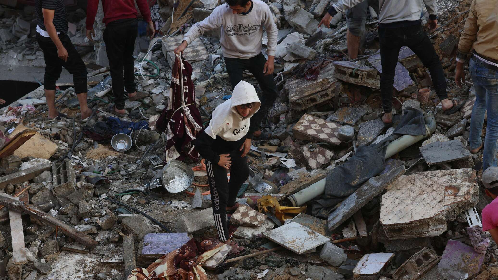وكالة: مقتل نحو 16 فلسطينيا وإصابة آخرين جراء قصف إسرائيلي في خان يونس ومخيم المغازي