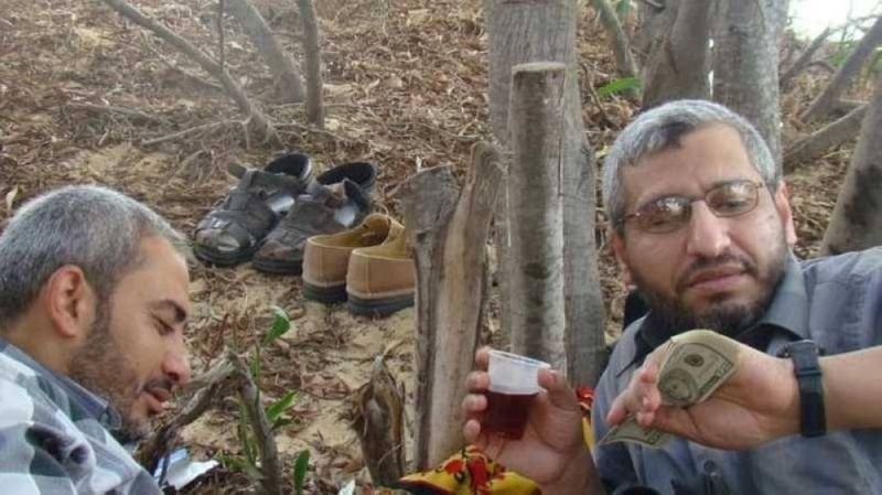 تراند اليوم : ممسك برزمة دولارات.. شاهد: إسرائيل تنشر أحدث صورة لقائد حماس المطلوب محمد الضيف بعدما اعتقدت أنه مشلول