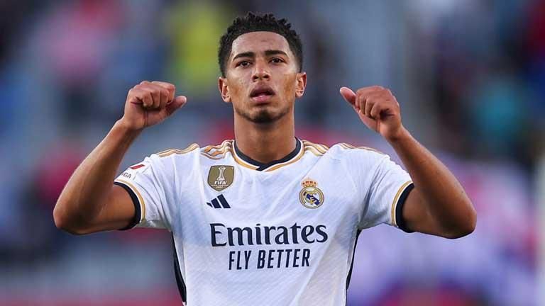 جود بيلينجهام يشارك مدفأة ريال مدريد مع حامل الكرات (صور وفيديو)