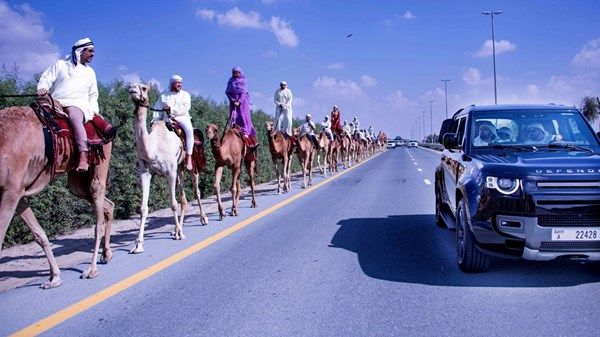 محمد بن راشد يلتقي المشاركين في قافلة رحلة الهجن