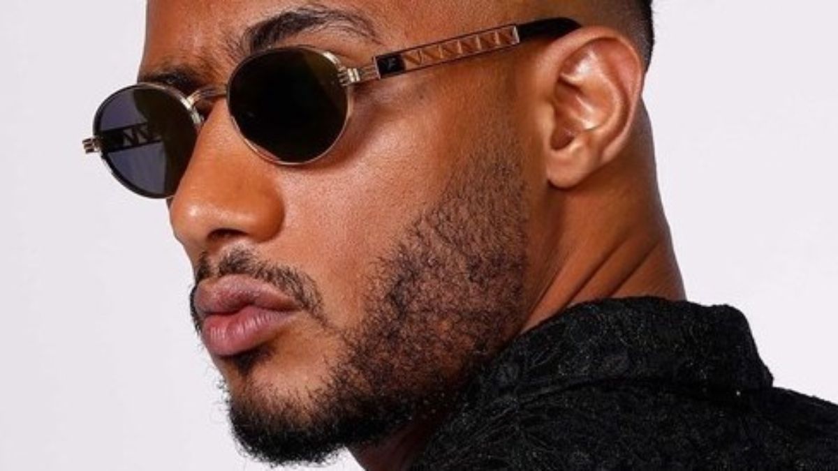 طلعوا له الصورة القديمة| قُبلة بين محمد رمضان وفنانة كويتية شهيرة تُحدث ضَجّة: “بوسة أخوية”