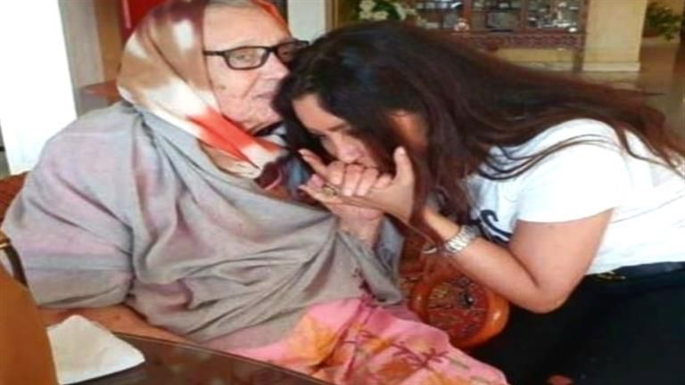 تعرف على موعد ومكان عزاء والدة لطيفة في مصر