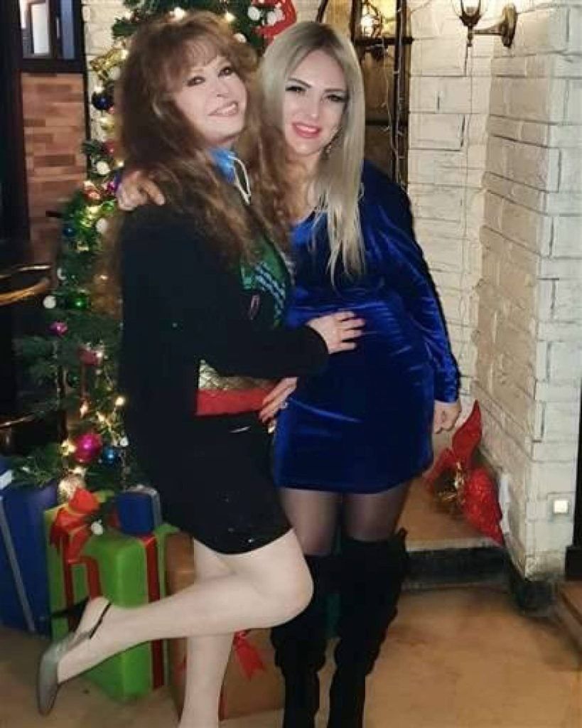 في عيد ميلادها الـ75.. تعرّفوا إلى ابنة شقيقة نيللي في أحدث ظهور لها… نُسخة من خالتها!