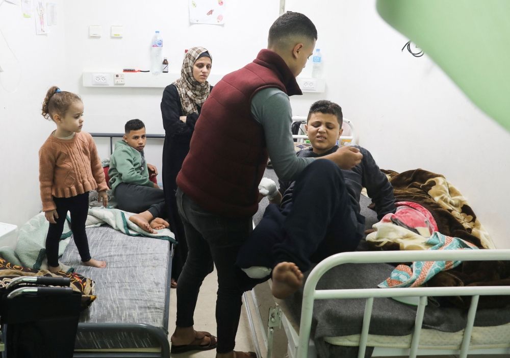 استشهاد 35 فلسطينيًا في قصف إسرائيلي.. ومستشفيات غزة "عاجزة" عن العمل