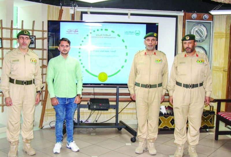 الامارات | شرطة دبي تكرّم مُقيماً تقديراً لتعاونه في تعزيز الأمن