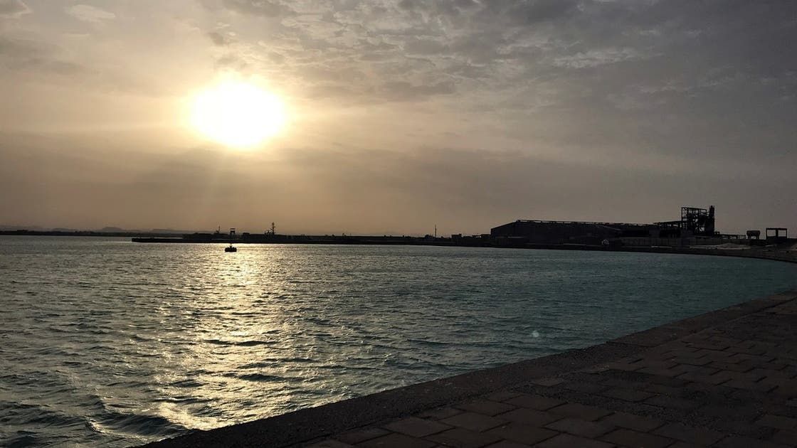 الخليج اليوم .. رصد مركبين صغيرين قرب سفينة تجارية جنوب شرقي المخا اليمنية