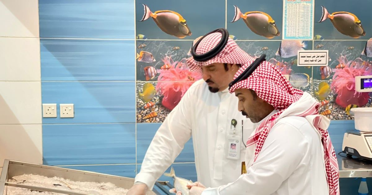 إغلاق 14 منشأة مخالفة للاشتراطات البلدية ببيشة