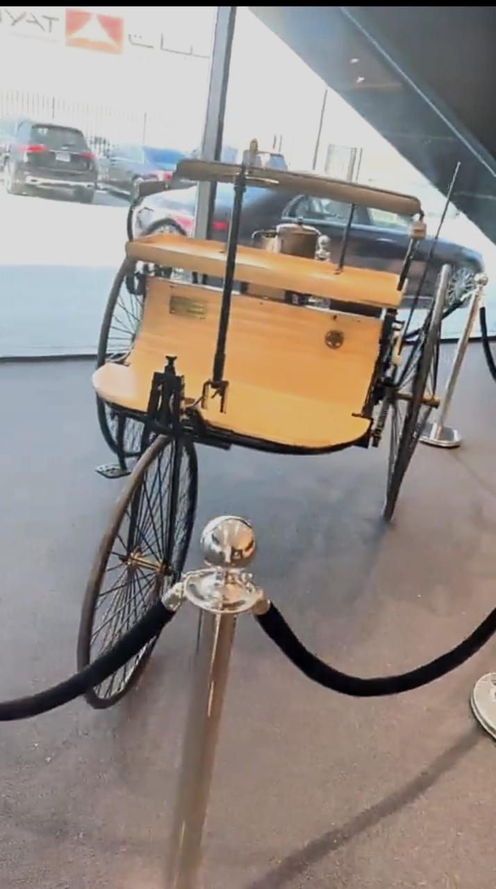 فايز المالكي يوثق وجود أول سيارة مرسيدس بالعالم في الرياض .. فيديو