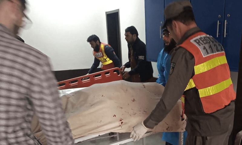 باكستان.. 5 قتلى و20 مصابًا في انفجار عبوة استهدفت سيارة للشرطة