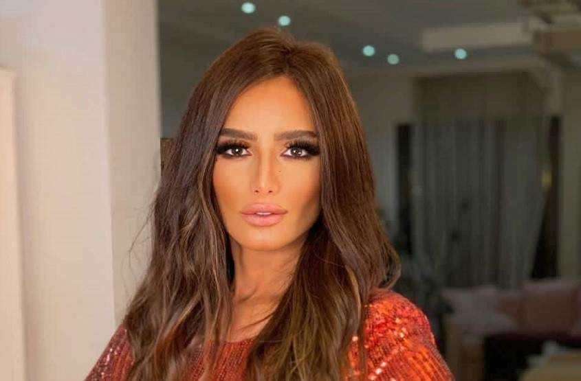 بالصورة - زينة تصاب في ذراعها بعد سقوطها وتهرب من الحضور في عرض فيلم "الإسكندراني"