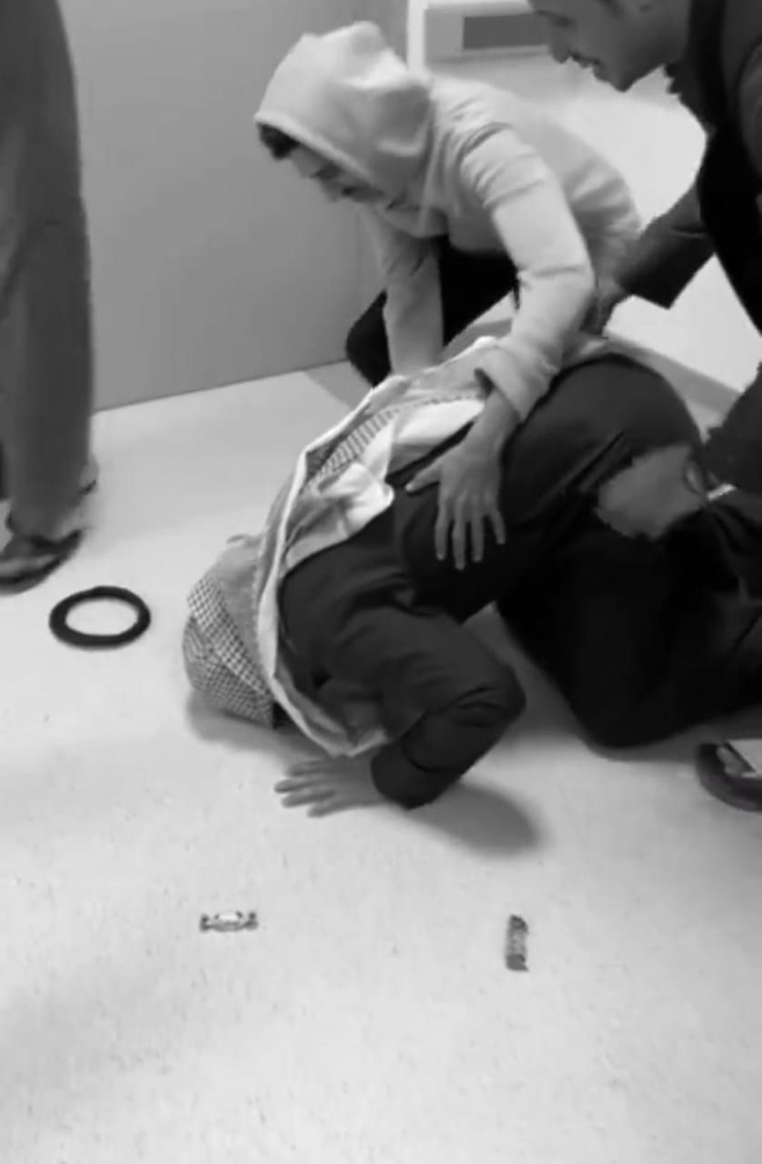 رجل يسجد شكرا لله باكيًا بعدما رزق بمولود عقب 16 عاماً.. فيديو