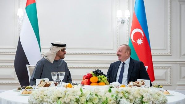 رئيس الدولة يحضر مأدبة عشاء أقامها الرئيس إلهام علييف تكريماً لسموه في إطار زيارته الرسمية إلى أذربيجان