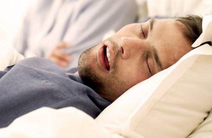 "حيلة واحدة بسيطة بفمك" للتوقف عن الشخير