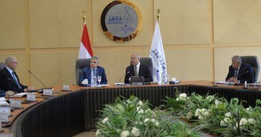 وزير النقل يبحث مع رئيس هيئة قناة السويس توطين صناعة بناء وإصلاح السفن