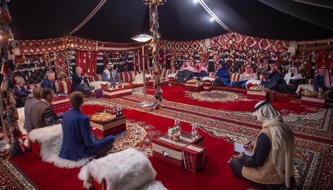 ولي العهد يجتمع مع السيناتور الأمريكي ليندسي غراهام في العُلا