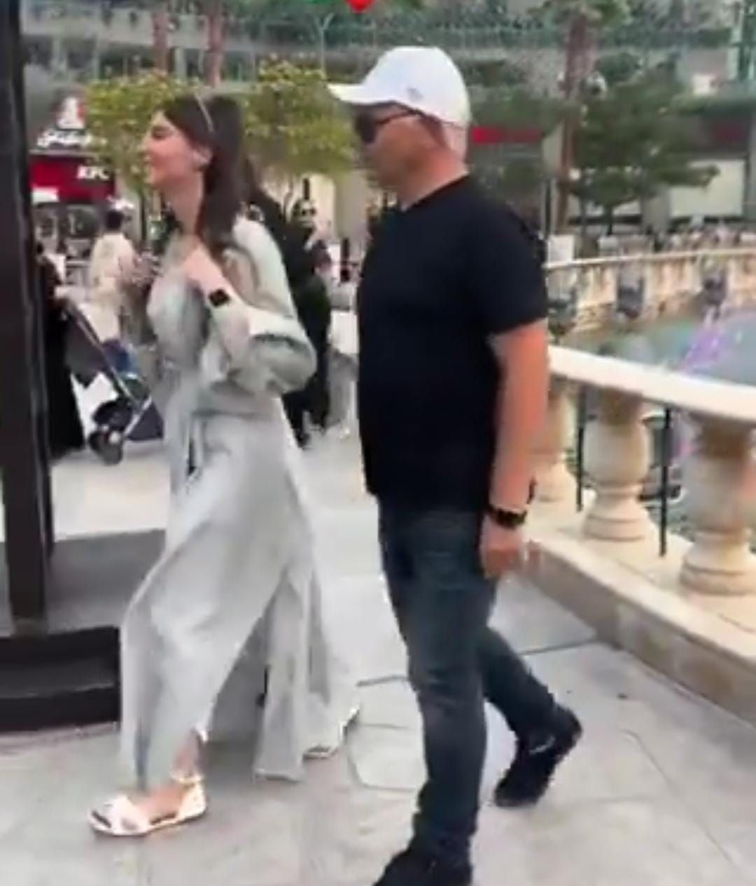 سائحان يوثقان إعجابهما بمستوى الأمان في المملكة .. فيديو