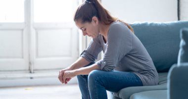 بطّل توتر.. لماذا يسبب القلق مشكلات جلدية وما العلاج؟