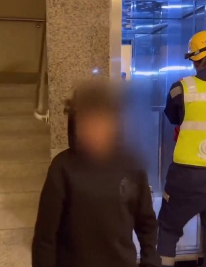 لحظة إنقاذ شخص احتُجز داخل مصعد في الرياض .. فيديو