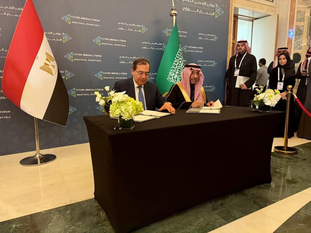 المهندس طارق الملا وزير البترول والثروة المعدنية خلال توقيع مذكرة التفاهم المهندس طارق الملا وزير البترول والثروة المعدنية خلال توقيع مذكرة التفاهم