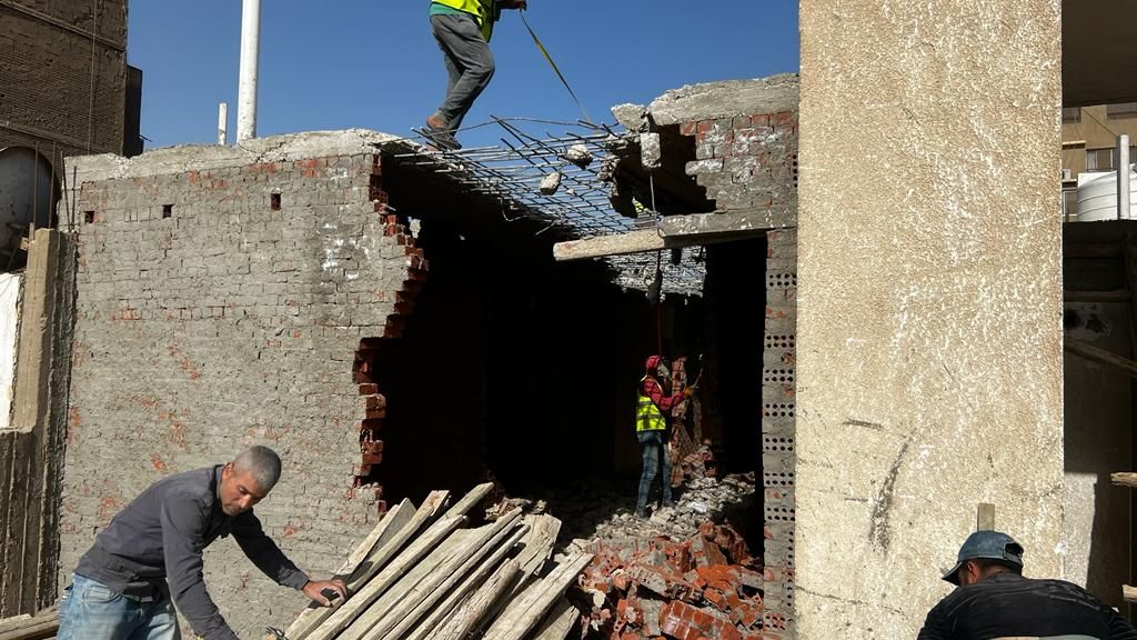 إزالة أعمال بناء مخالف بشارع مصدق فى الدقى.. فيديو وصور