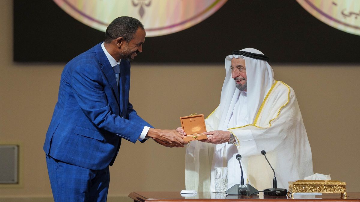 الامارات | حاكم الشارقة يكرّم الشعراء الفائزين بجائزة القوافي