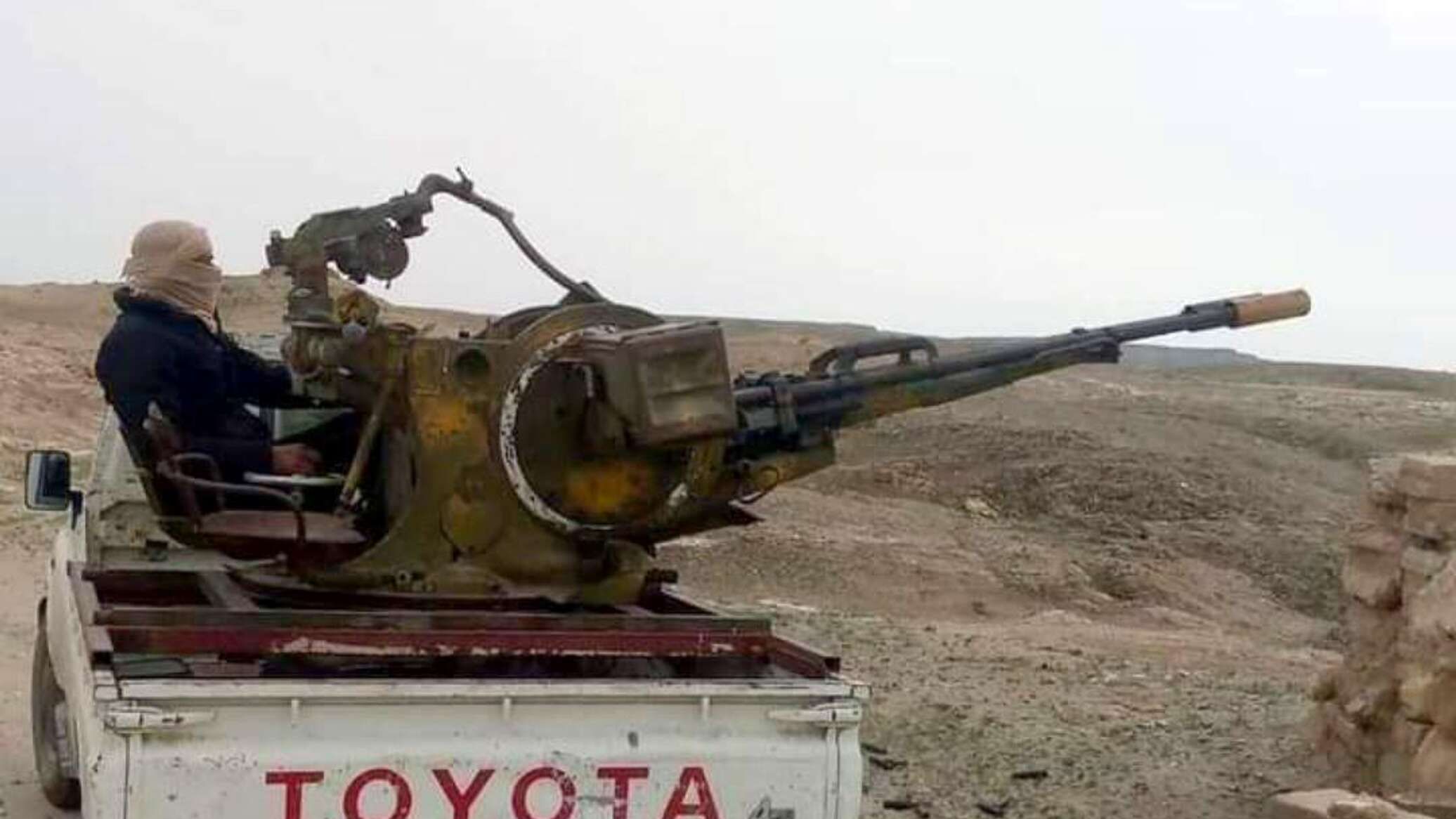 مقتل 16 جنديا بينهم ضباط وإصابة آخرين في هجومين متزامنين لتنظيم "داعش"