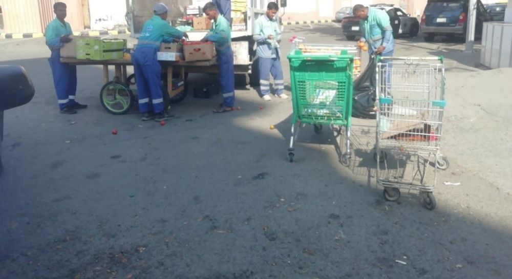 بيع عشوائي ومصادرة  1.8 طن من الخضروات في "عزيزية جدة"