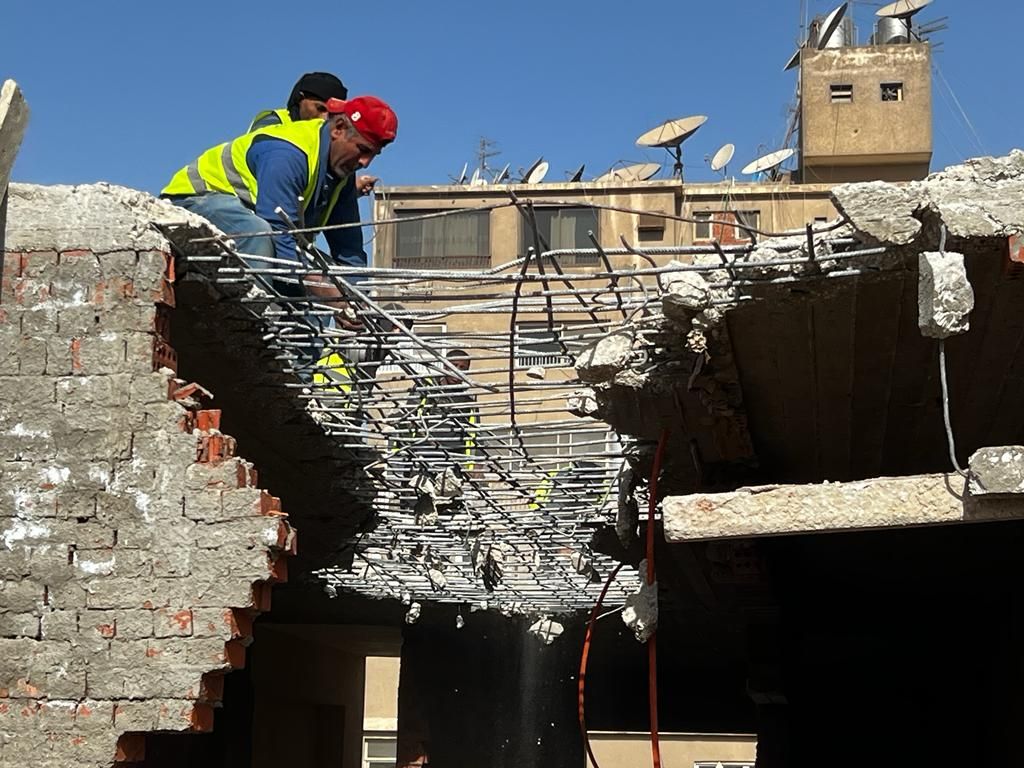 إزالة أعمال بناء مخالف بشارع مصدق فى الدقى.. فيديو وصور