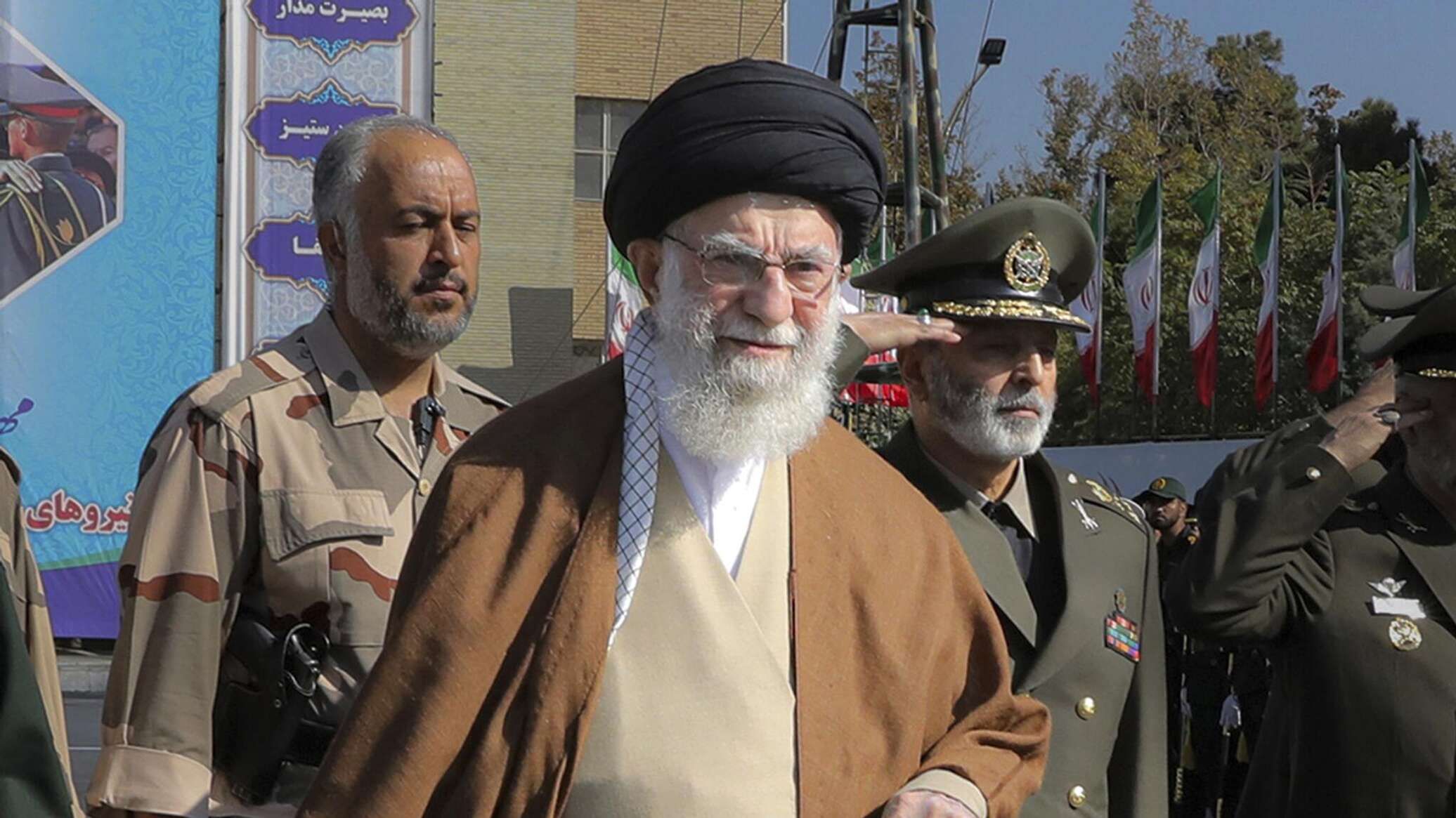 خامنئي: قرابة مليوني إنسان في بقعة صغيرة من الأرض جعلوا أمريكا وإسرائيل عاجزتين