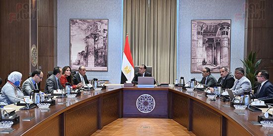 رئيس الوزراء يستعرض إجراءات استغلال المنطقة الاستثمارية بمطار "شرم الشيخ"