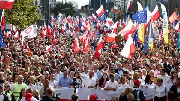 آلاف المواطنين يحتشدون ببولندا للمطالبة بالدعم العسكري لأوكرانيا