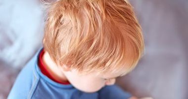 ماتضعفيش علشان تسكتيه.. مخاطر تعرض الأطفال قبل عمر 3 سنوات للموبايل