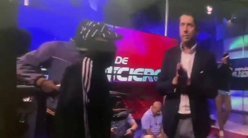 تراند اليوم : شاهد: مسلّحون في الإكوادور يقتحمون محطة تلفزيونية خلال البث المباشر ويأخذون طاقمها رهائن