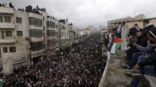 تظاهرة بالآلاف في رام الله رفضاً لزيارة وزير الخارجية الأمريكي