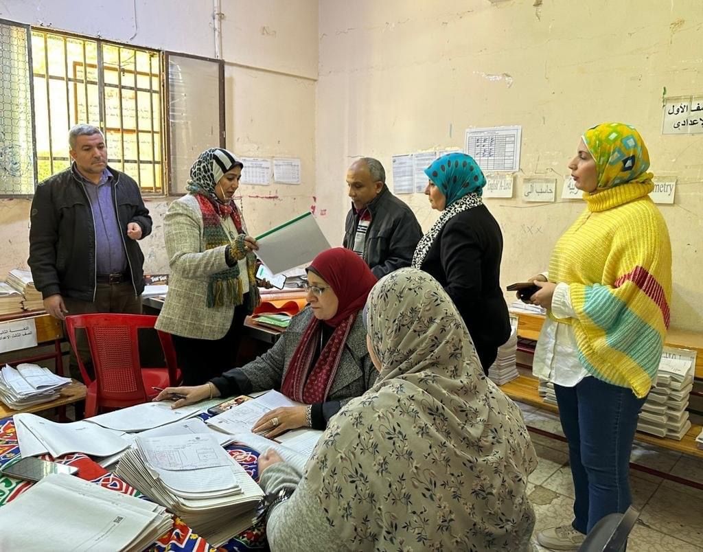 وكيل تعليم الجيزة تتفقد لجان امتحانات إدارة الدقى التعليمية.. صور