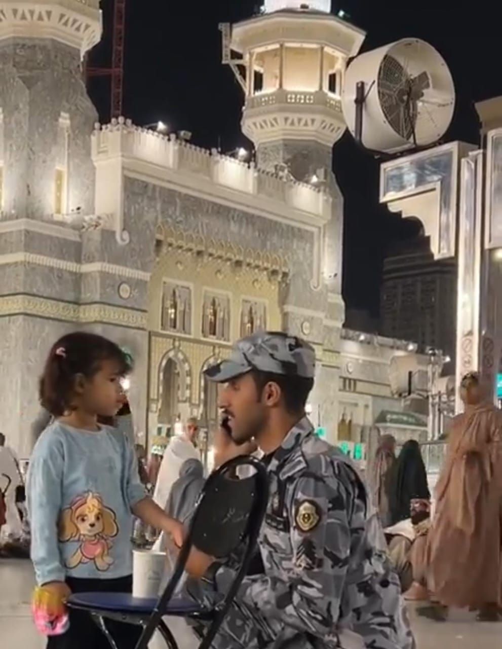 رجل أمن الحرم يساعد طفلة في العثور على عائلتها .. فيديو