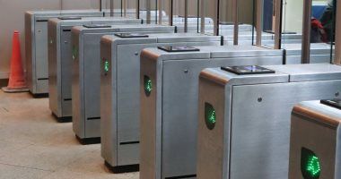 خطوات استخدام البوابات الإلكترونية للركاب بمحطات السكة الحديد.. فيديو