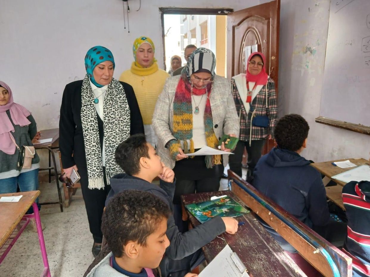 وكيل تعليم الجيزة تتفقد لجان امتحانات إدارة الدقى التعليمية.. صور