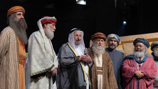 حاكم الشارقة يشهد عرض مسرحية "مجلس الحيرة"